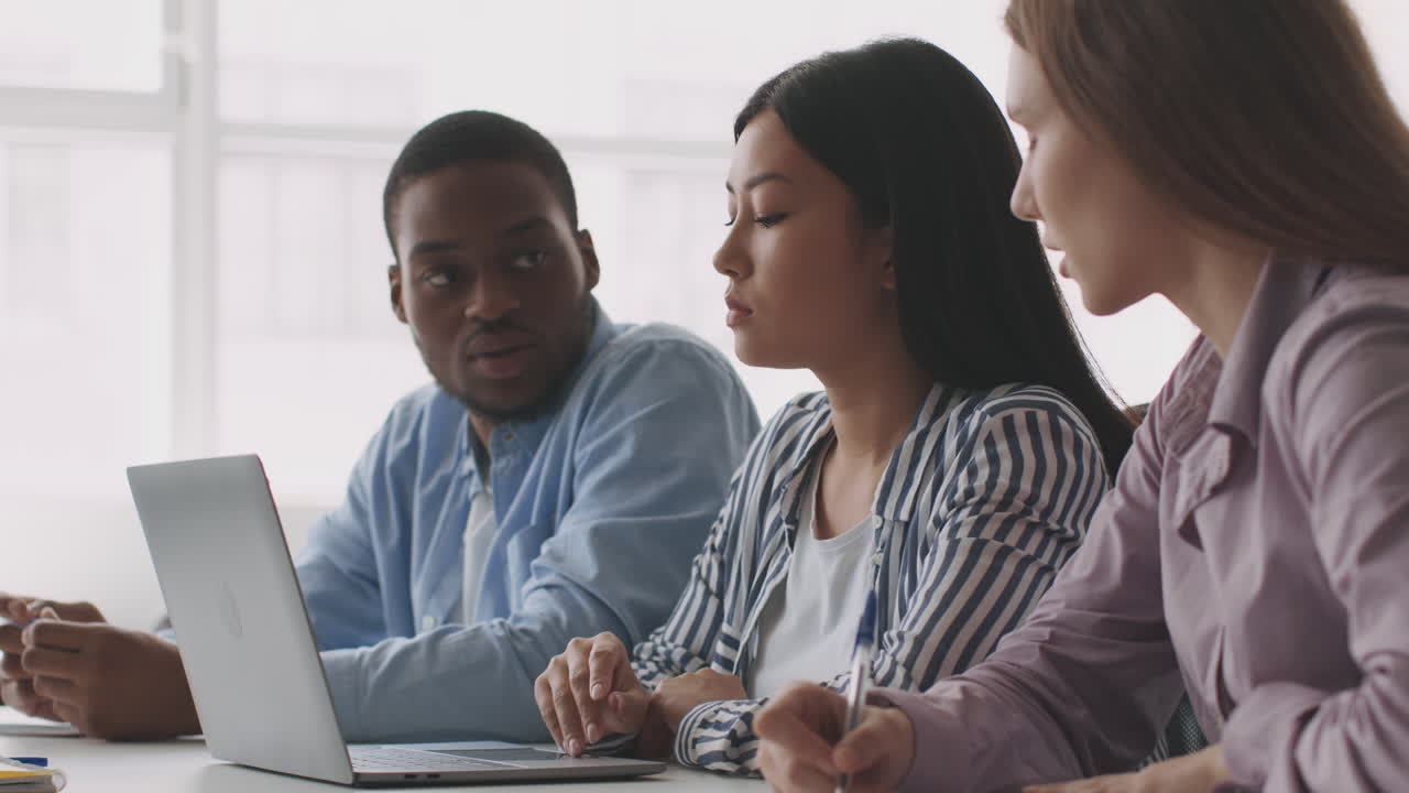 equipo diverso trabajando juntos en una computadora portátil