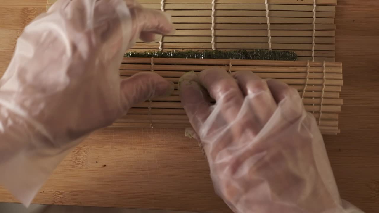 주방에서 수시 롤을 굴리는 셰프의 topshot