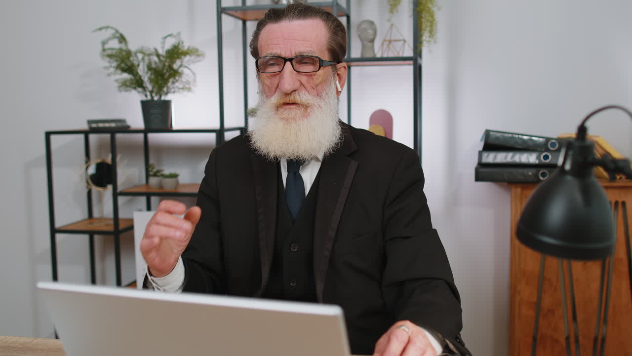 anciano hombre de negocios trabajando en una computadora portátil en la oficina usando auriculares escuchando música discoteca favorita