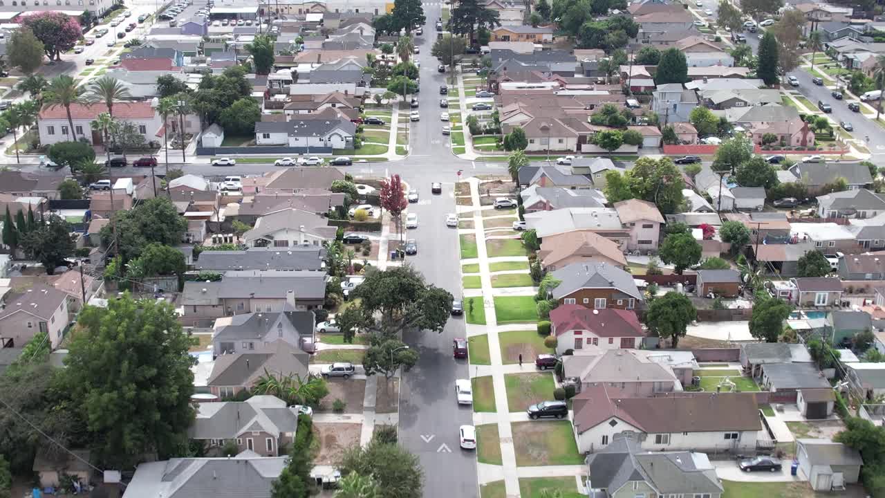 vista aérea sobrevolando la calle y las casas del barrio crenshaw, sur de los ángeles, california
