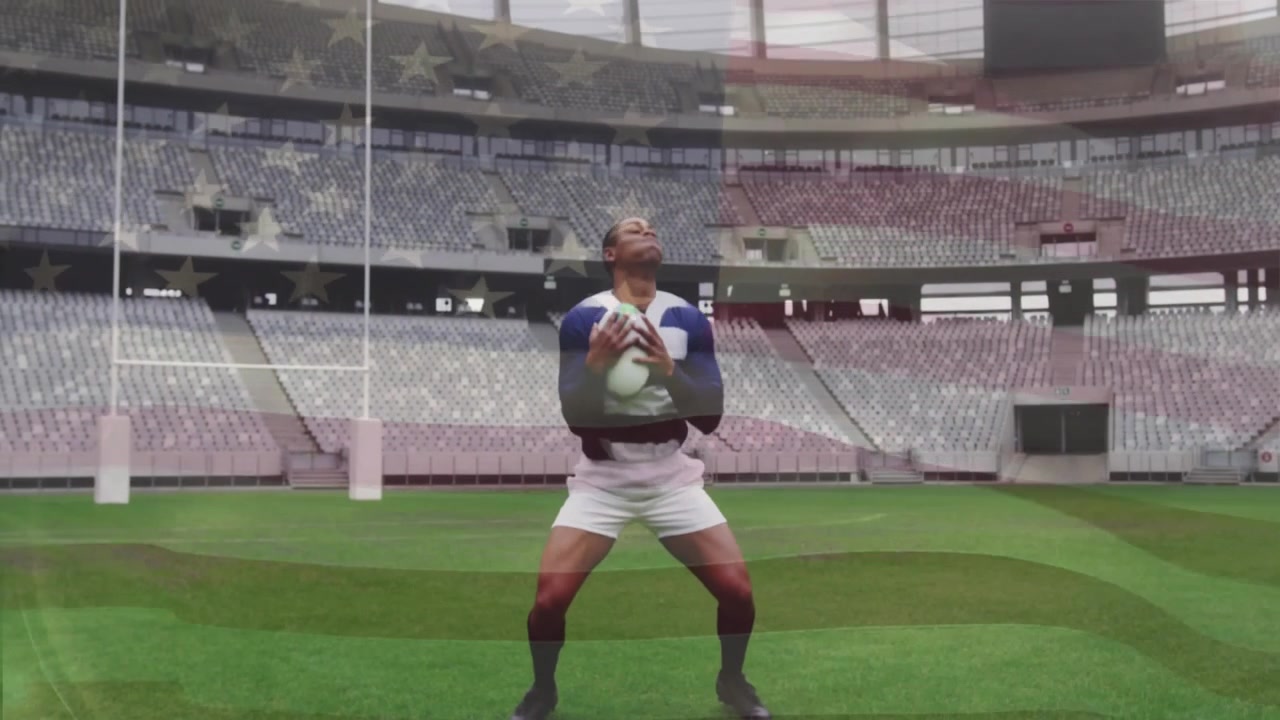 Jogador de rugby entrando em campo, pegando a bola sob um motivo de bandeira tremulante, correndo em direção aos postes de gol.