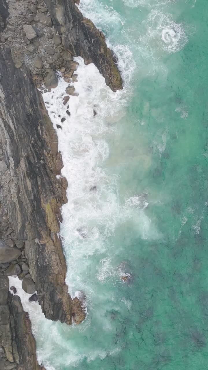 Drone riprende uno splendido paesaggio di oceano e scogliere