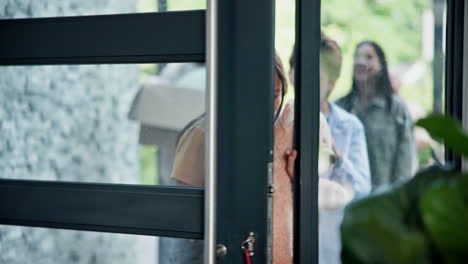 familia feliz, la puerta de entrada y mudarse a un nuevo hogar