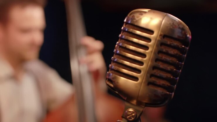 Microfono vintage a una performance jazz