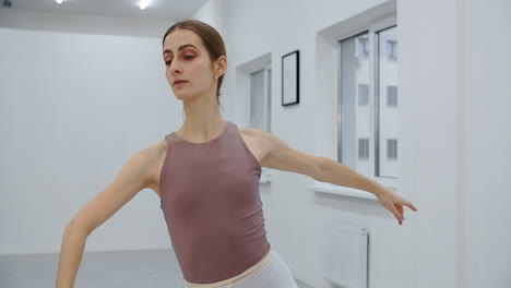 bailarín de ballet practicando en el estudio