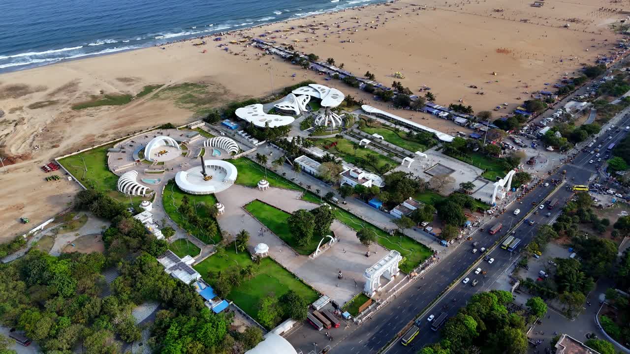 Luchtperspectief van Chennai's herdenkingscomplex. De gedenktekens van Anna, Kalaignar, MGR en Jayalalithaa staan symmetrisch naast de uitgestrekte zanden van Marina Beach.