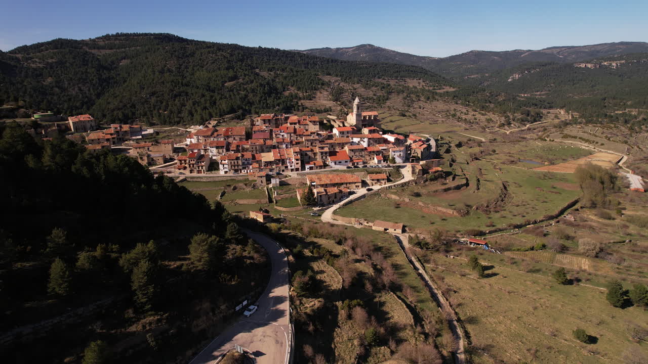 Vista aerea del villaggio di El Boixar in Spagna con paesaggio montuoso e dintorni, Provincia di Castellón, Comunità Valenciana