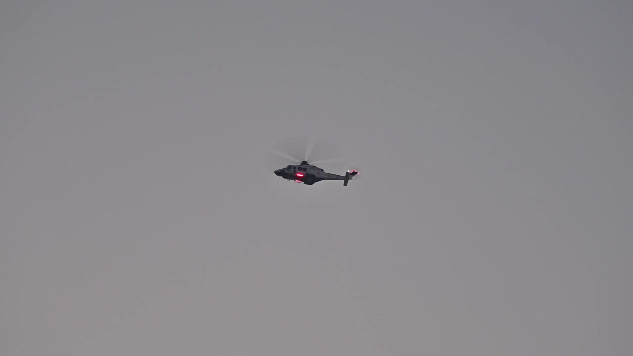 Dubai-politiets helikopter set patruljere over byen
