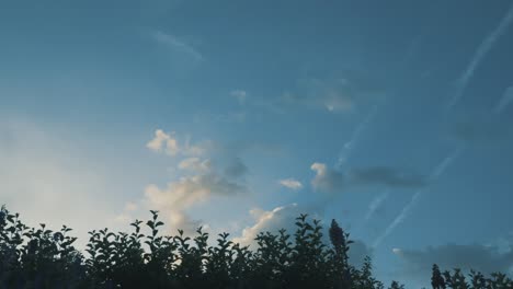 Wolken-Im-Zeitraffer-Mit-Schönem-Blauem-Himmel-Mit-Flugzeug-Ein-Kreuz