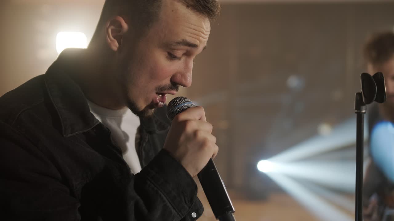 가수, 베이시스트, 피아니스트, 드러머, 기타리스트와 함께 라이브 밴드 공연