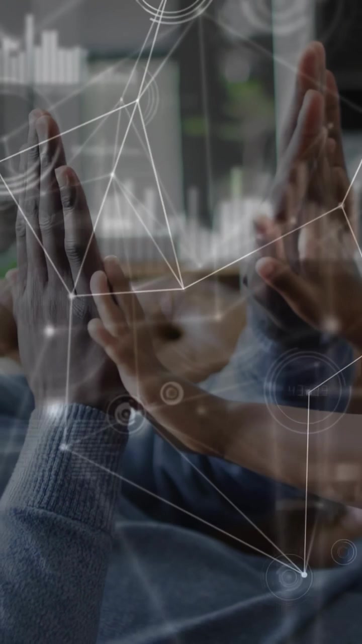 Video verticale: Bambino che applaude attirando un adulto e altre mani che si uniscono alla scena, con uno zoom in sovrapposizione che mostra il legame