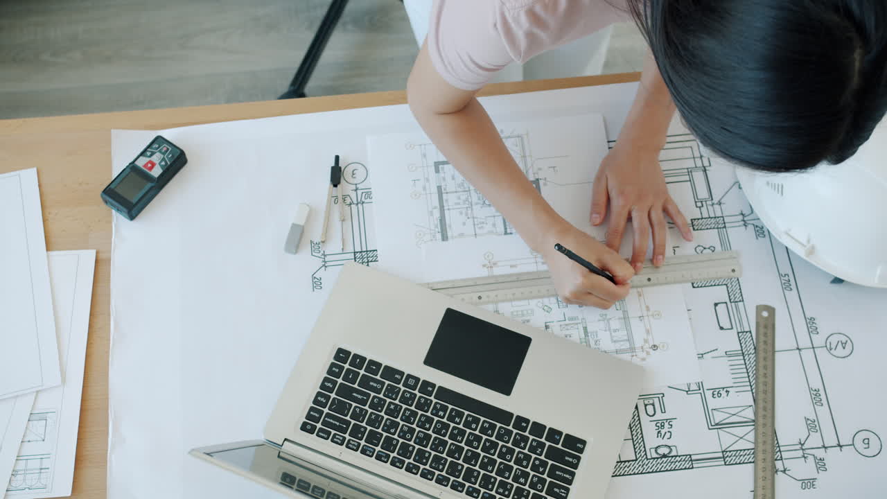 블루프린트를 작업하는 건축가