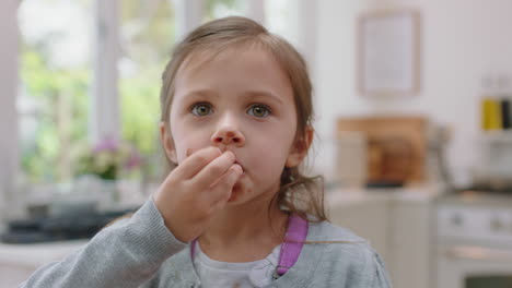 Linda-Niña-Con-Las-Manos-Cubiertas-De-Chocolate-Lamiendo-Los-Dedos-Divirtiéndose-Horneando-En-La-Cocina-Niño-Travieso-Disfrutando-De-Un-Sabroso-Manjar-En-Casa