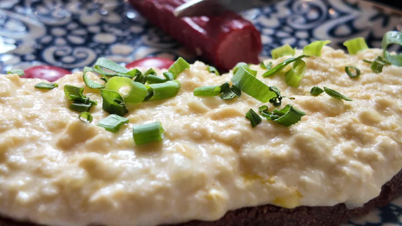 Deliziose uova strapazzate su toast guarnite con erba cipollina