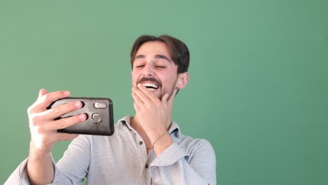 mirando el teléfono