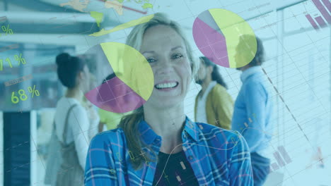 animación de procesamiento de datos estadísticos sobre el retrato de una anciana caucásica sonriendo en la oficina