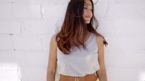 joven atractiva y de moda con una falda de verano