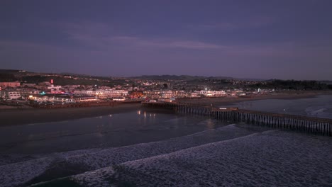 Nächtliche-Drohnenaufnahme-Des-Pismo-Beach-Pier-Und-Der-Meereswellen