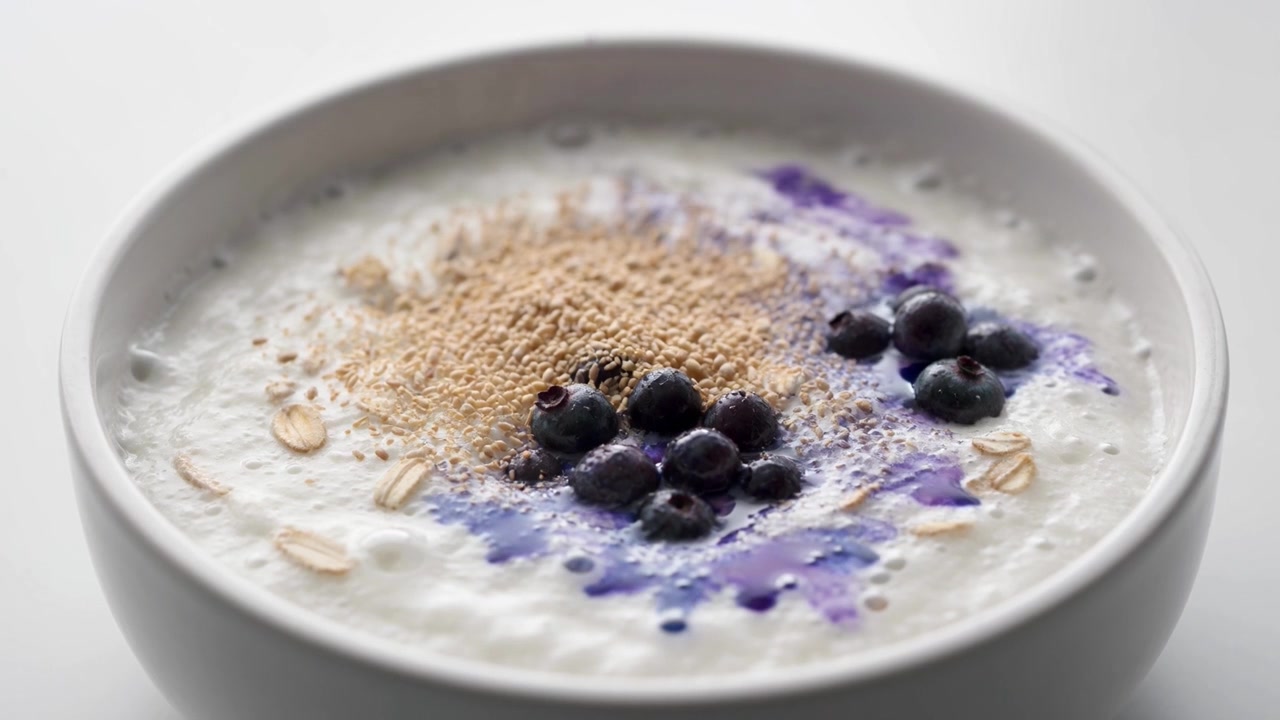 Polvere di Mirtilli Cosparsa su una Ciotola di Yogurt e Avena