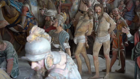 sculptures en terre cuite de jésus christ sur le chemin du calvaire sur une scène de personnage biblique représentation d'une chapelle de la célèbre montagne sacrée de varallo, site du patrimoine mondial de l'unesco