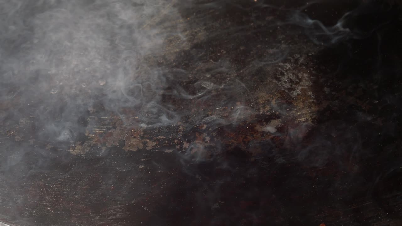 humo que se eleva desde una superficie de cocción caliente