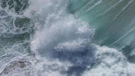 ásperas-Olas-Tormentosas-Sobre-La-Superficie-Espumosa