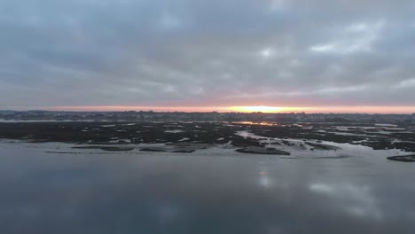 Luftbild-Bei-Sonnenaufgang-Eines-Kleinen-Dorfes-In-Einem-Naturschutzgebiet-Und-Seinem-Fluss