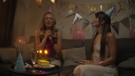 dos mujeres celebrando un cumpleaños en casa