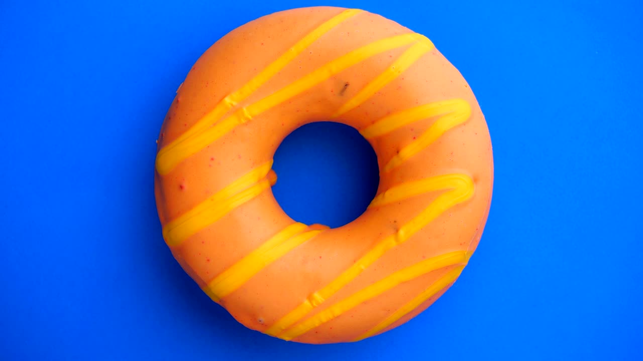 el donut glazado de primer plano.