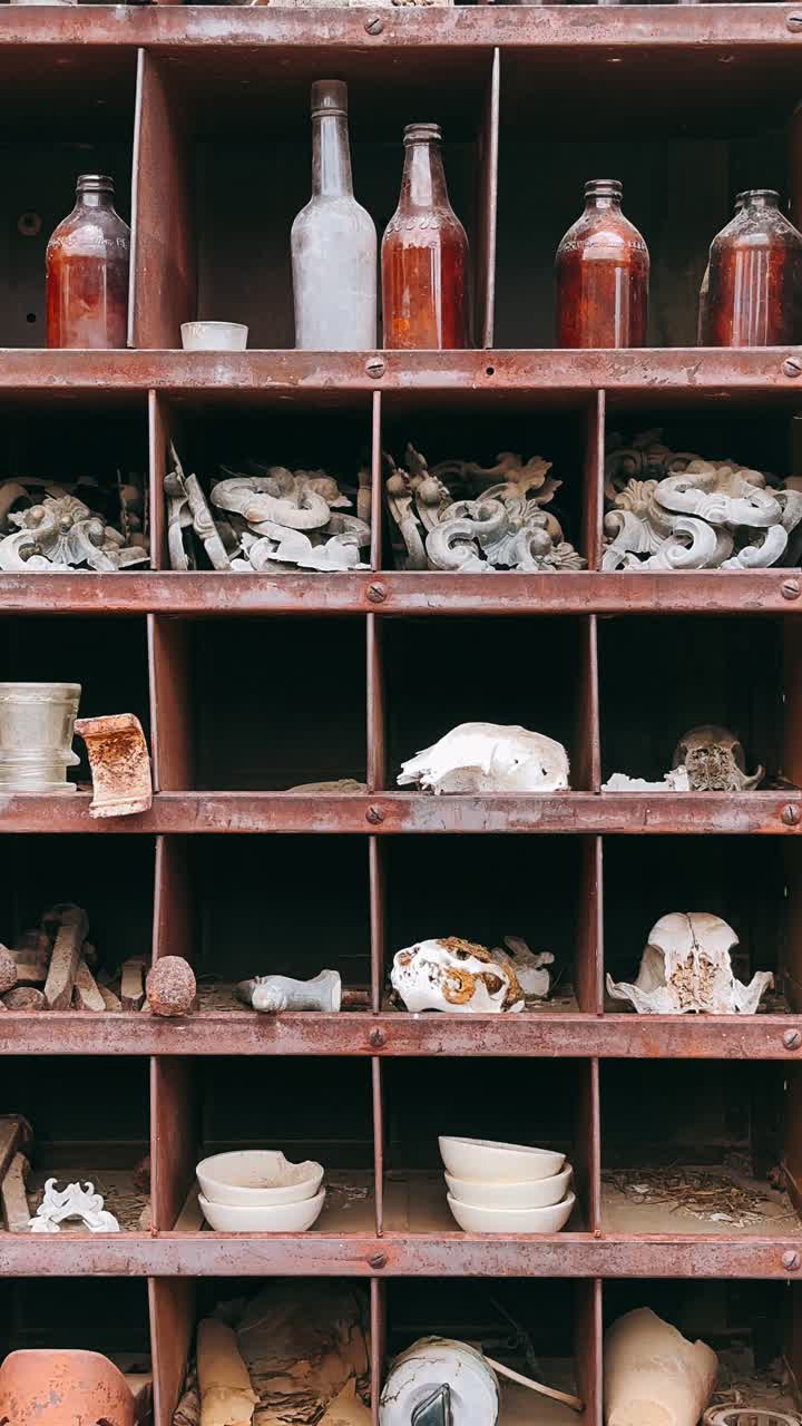 다양한 물건을 가진 빈티지 녹은 금속 저장 캐비