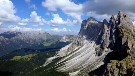 Vistas-Aéreas-Con-Drones-De-La-Cordillera-De-Seceda-Patrimonio-Mundial-De-La-Unesco-En-Los-Dolomitas,-Italia