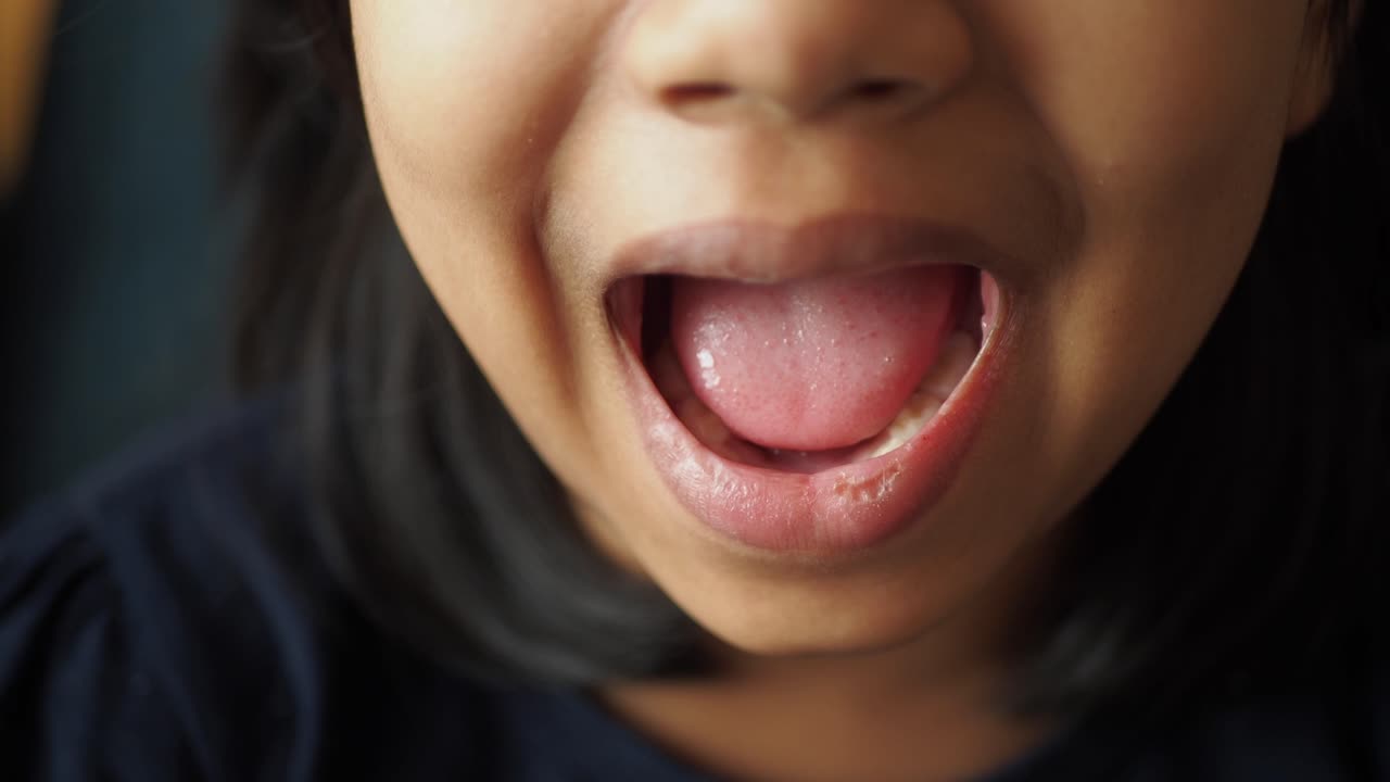 primer plano de la boca abierta de un niño