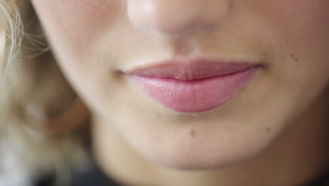 boca, labios y dientes de una mujer con sonrisa de cerca