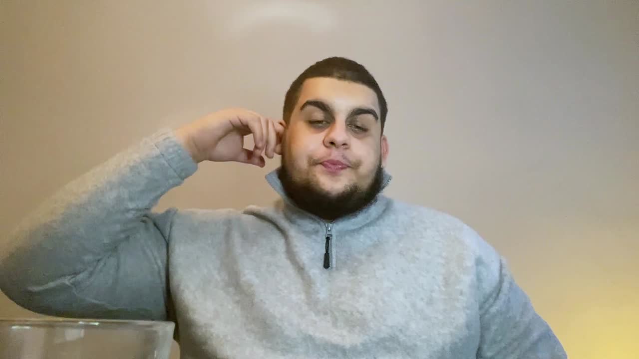 joven estudiante universitario contando buenas noticias a la cámara durante una videollamada con amigos