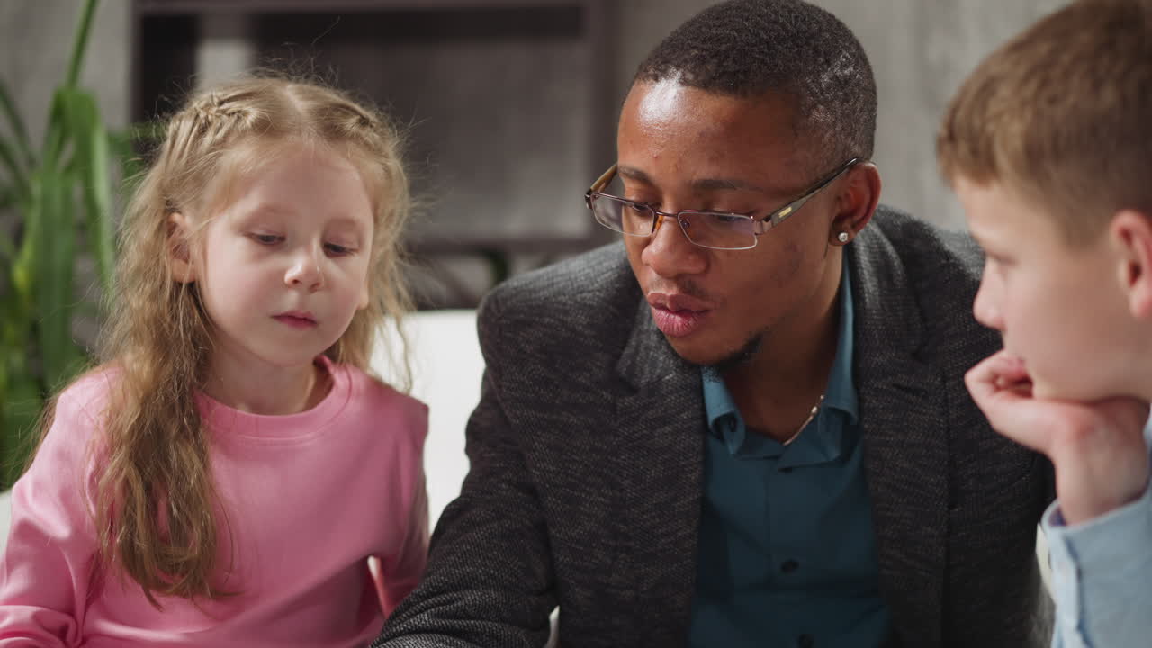 hablante nativo de inglés escribe explicando la lección a los hermanos