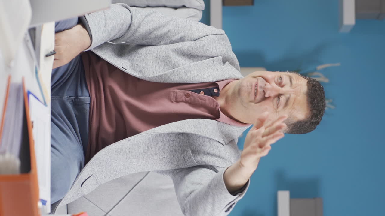 вертикальное видео домашнего офисного работника старик отвращен.