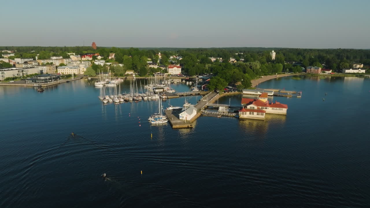 ภาพมุมสูงของเจ็ตสกีที่กำลังเดินทางมาถึงเมือง Tammisaari ในเย็นวันฤดูร้อนที่ฟินแลนด์