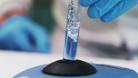 científico que lleva a cabo un experimento