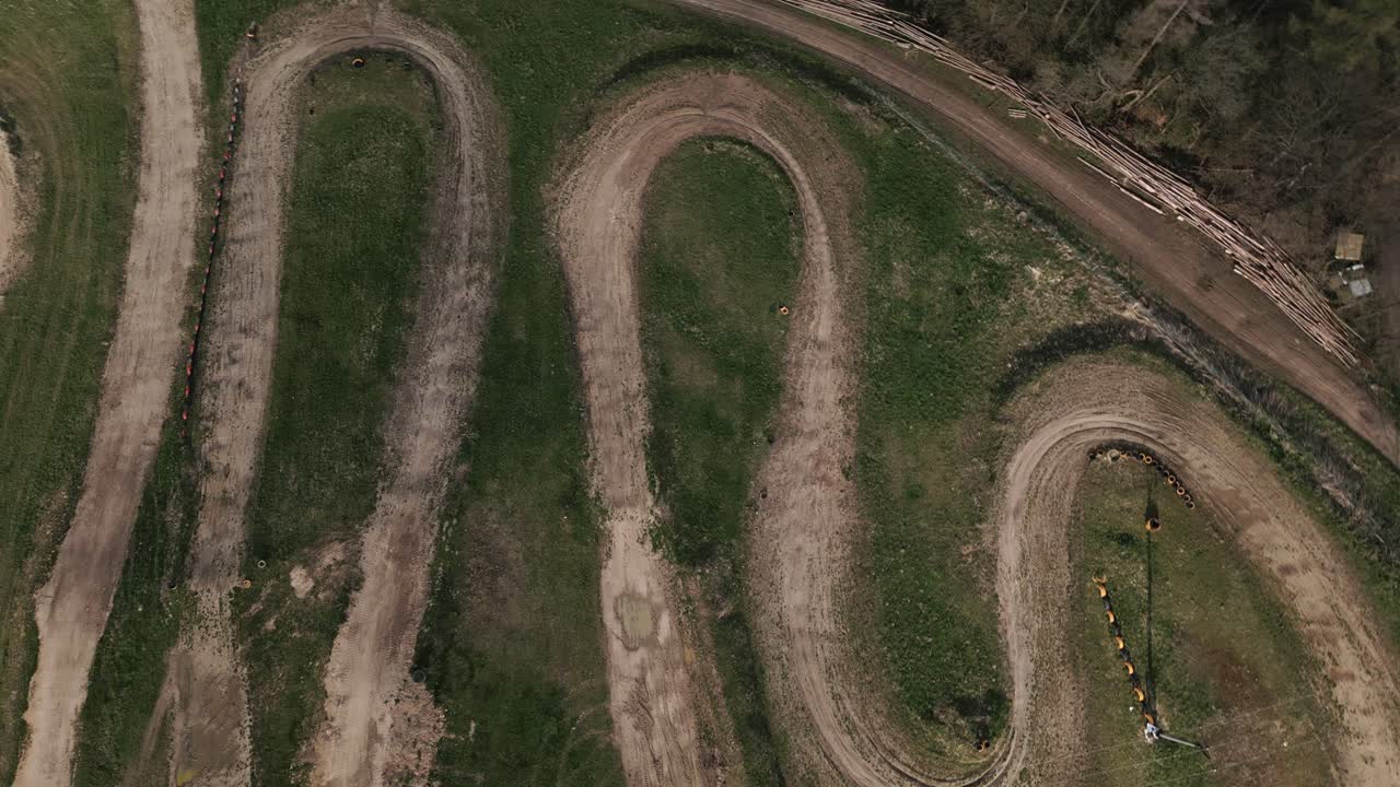 una foto de un dron de una pista de motocross vacía y sinuosa