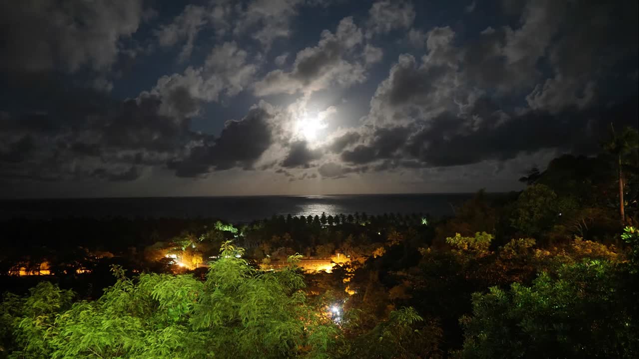 Vida noturna em Arraial D'Ajuda, Bahia, Brasil: Time-lapse da Lua Cheia em 26 de setembro de 2018.