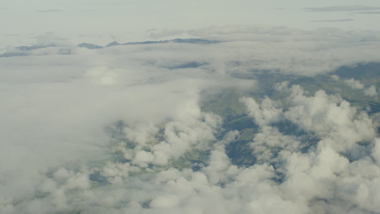 vista aérea desde el avión, las nubes y las montañas