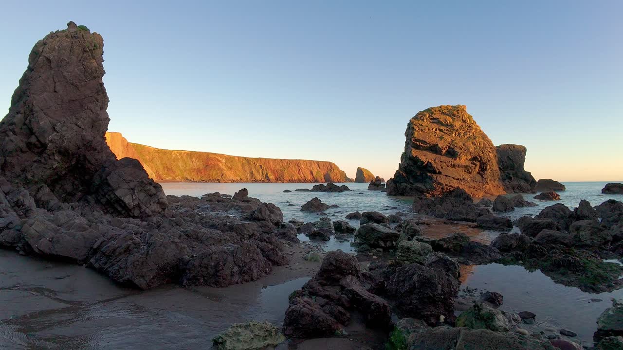 formaciones rocosas en la playa de ballydwane waterford irlanda en la hora dorada en medio del invierno maravilla de la naturaleza