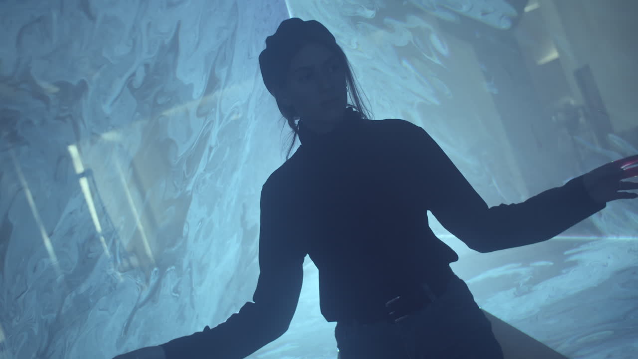 Mulher caminhando em túnel de laser