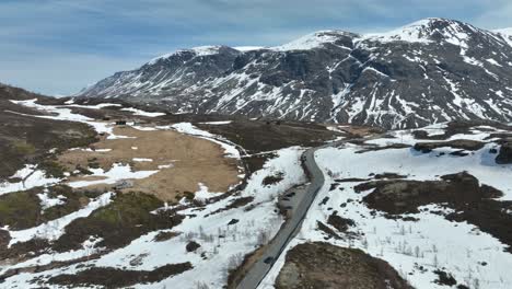 coche cruzando el paso de montaña sognefjellet en noruega durante el verano - boverdalen hacia lom visto en el fondo - aero