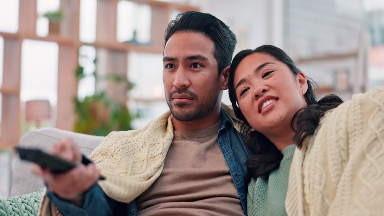 커플 이 집 의 소파 에서 tv 나 영화 를 보고 있다