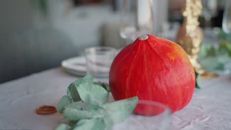 decoración de calabaza en la mesa