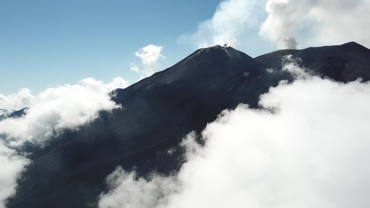 el volcán activo más alto de europa, etna, el lado salvaje - nubes