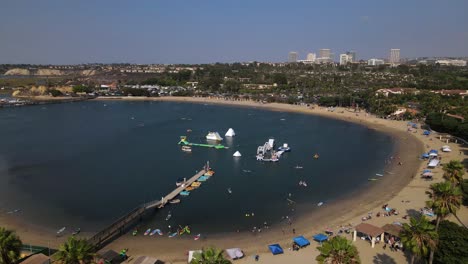 Ausgezeichnete-Luftaufnahme-Des-Wasserparks-In-Newport-Dunes,-Kalifornien