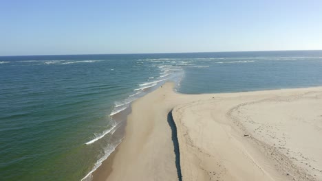 Wunderschöner-Weißer-Strand-Umgeben-Von-Azurblauem-Wasser-Auf-Der-Insel-Armona,-Algarve-Portugal