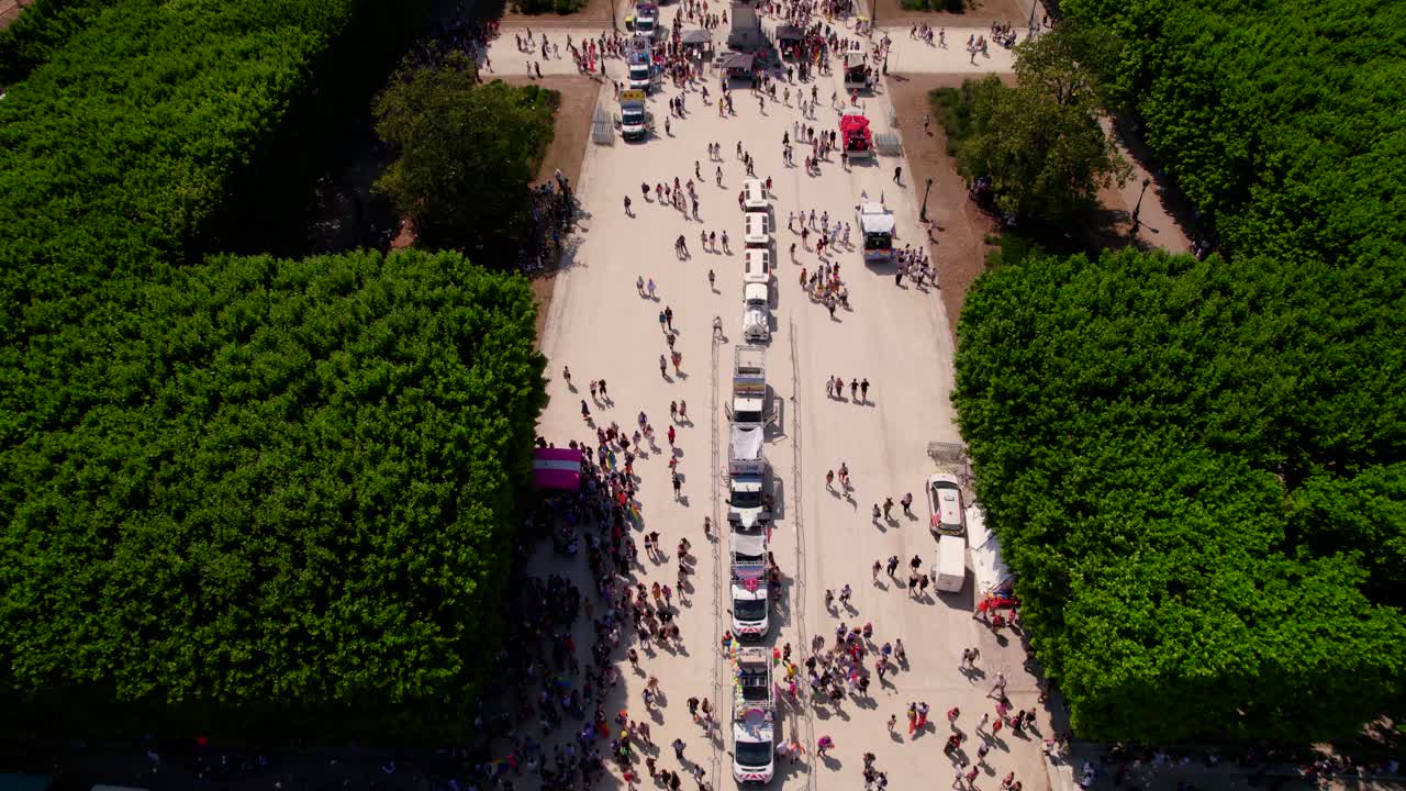 la gran marcha del orgullo vista desde el aire en montpellier, francia